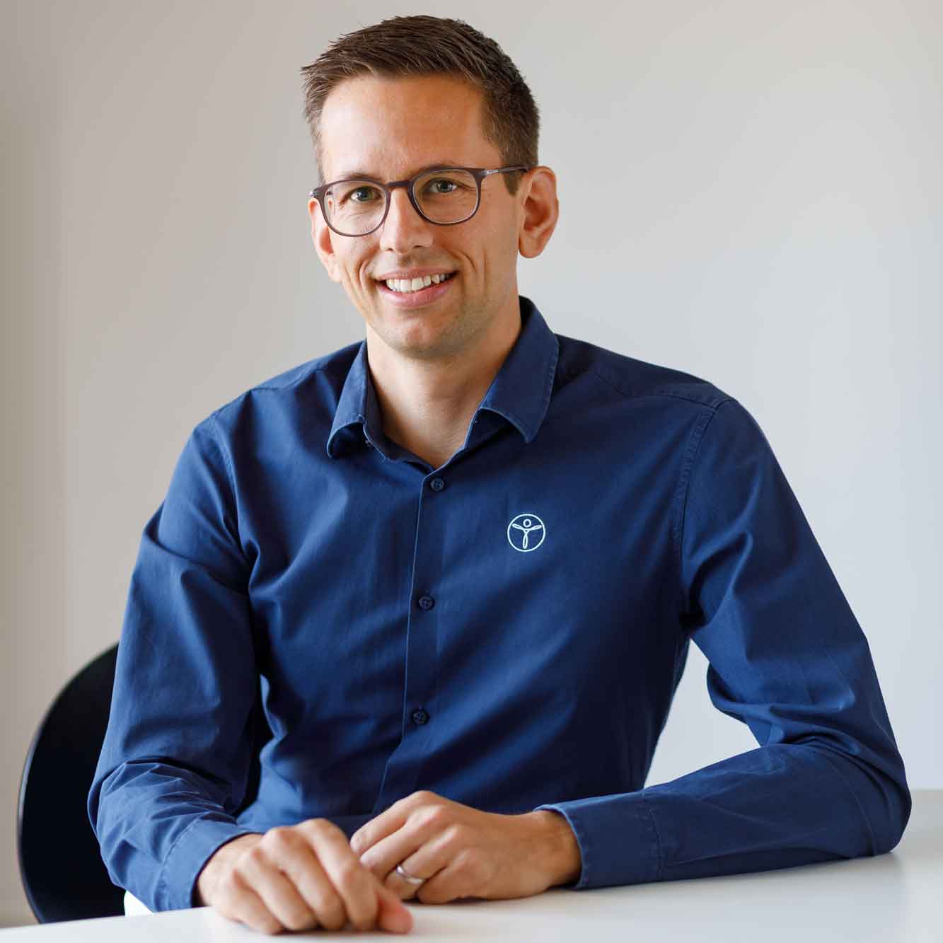 Philipp Wellhöfer lächelt freundlich in die Kamera.